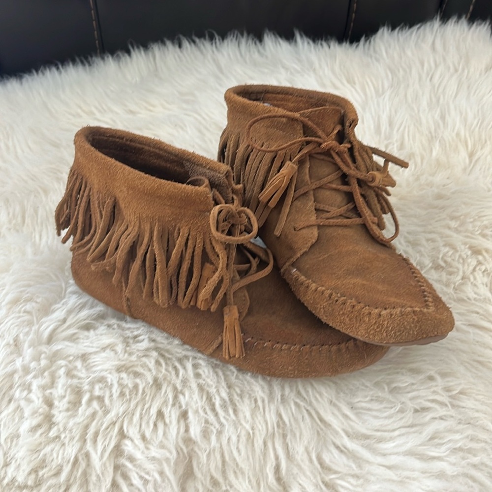 Minnetonka moccasins size 7